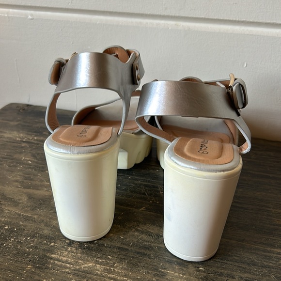 T STRAP PLATFORM SANDALS Size 7 - Picture 4 of 15